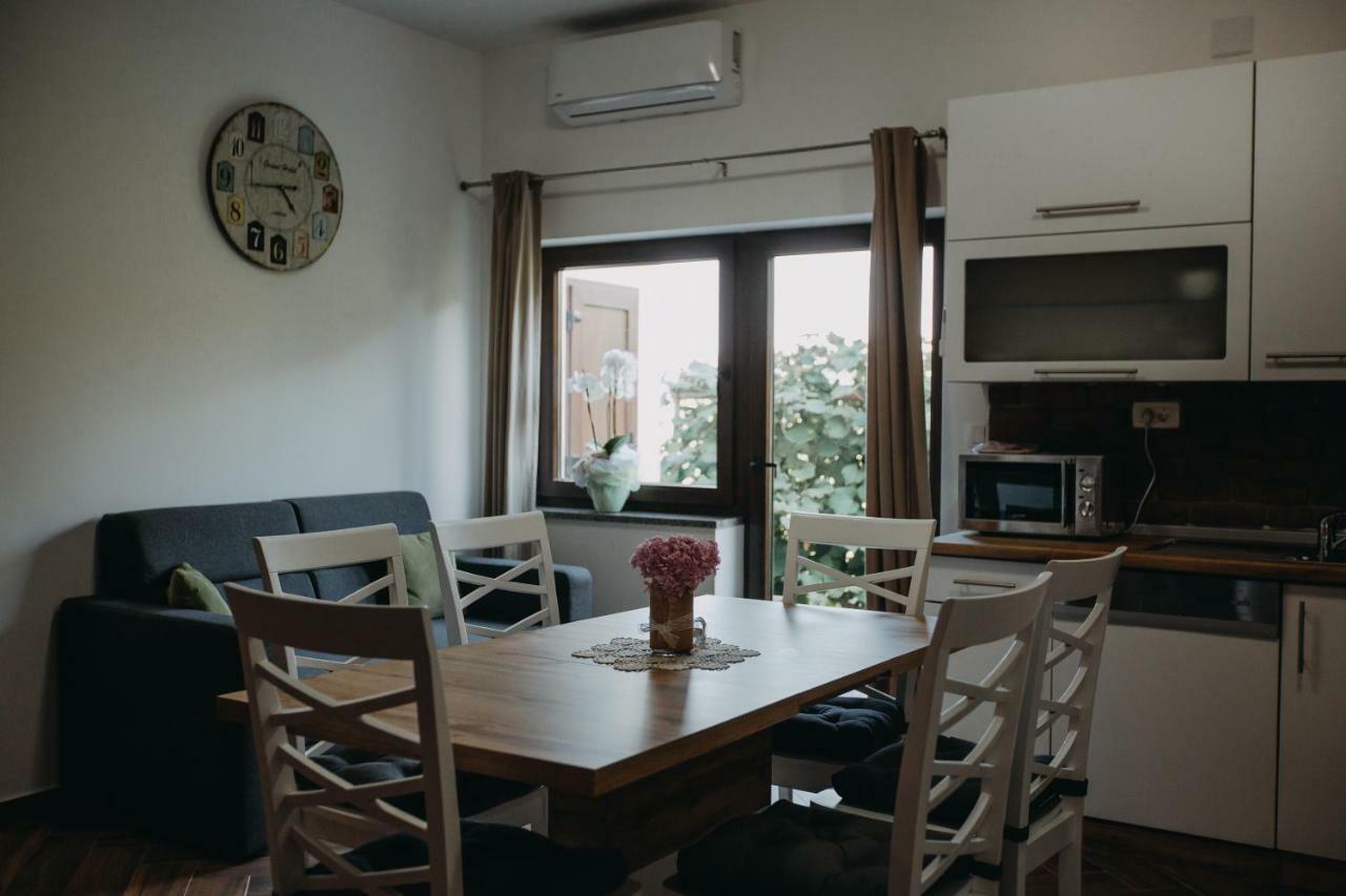 Apartman Vejama Josipdol Exteriör bild
