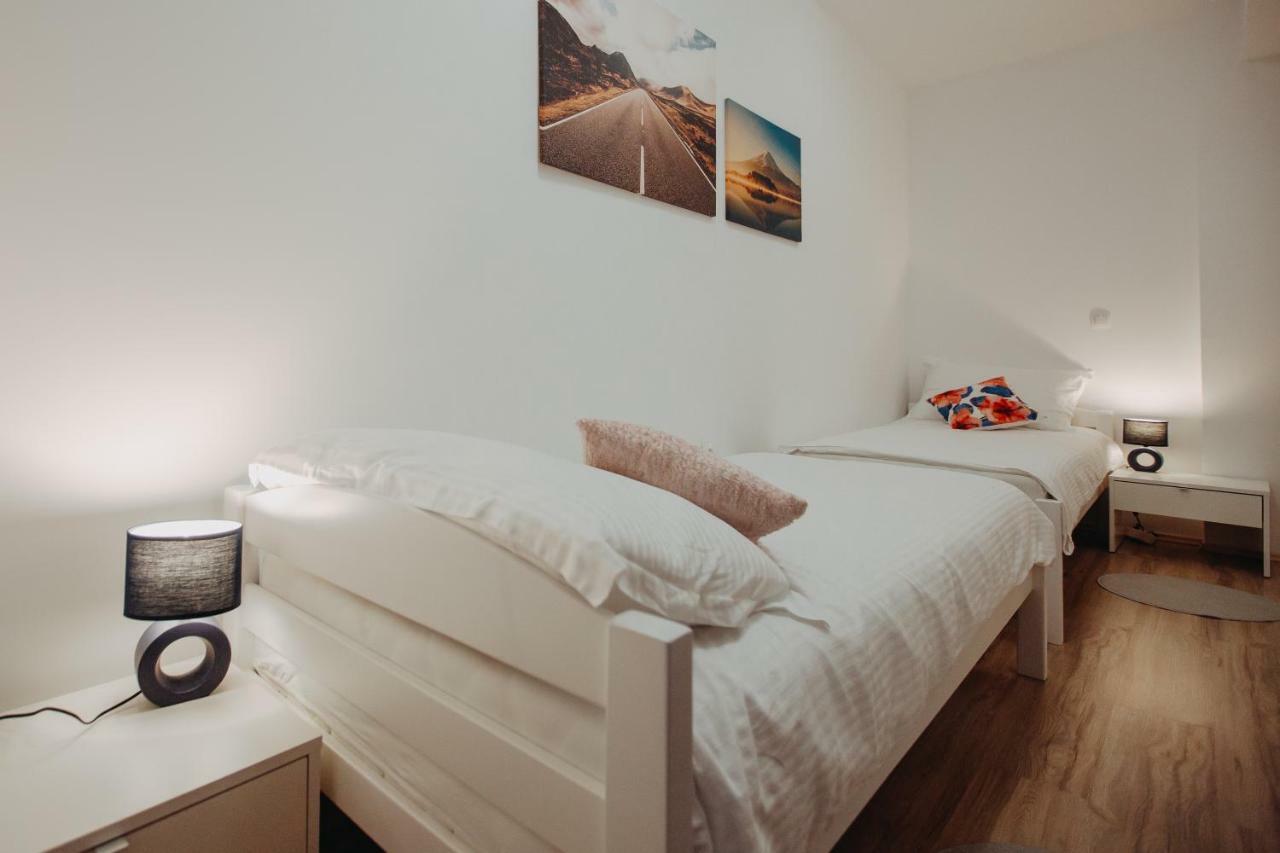 Apartman Vejama Josipdol Exteriör bild